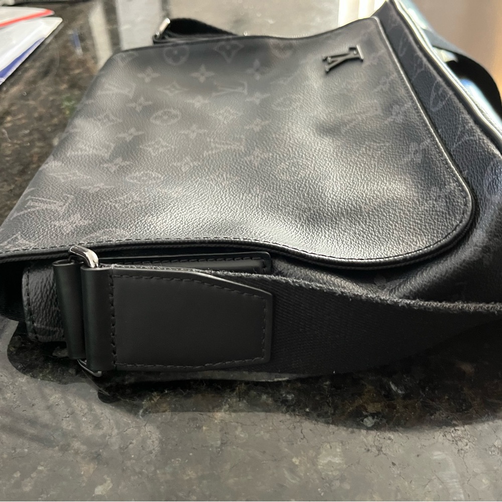 Louis Vuitton Unisex Messenger Bag - Picture 4 of 6